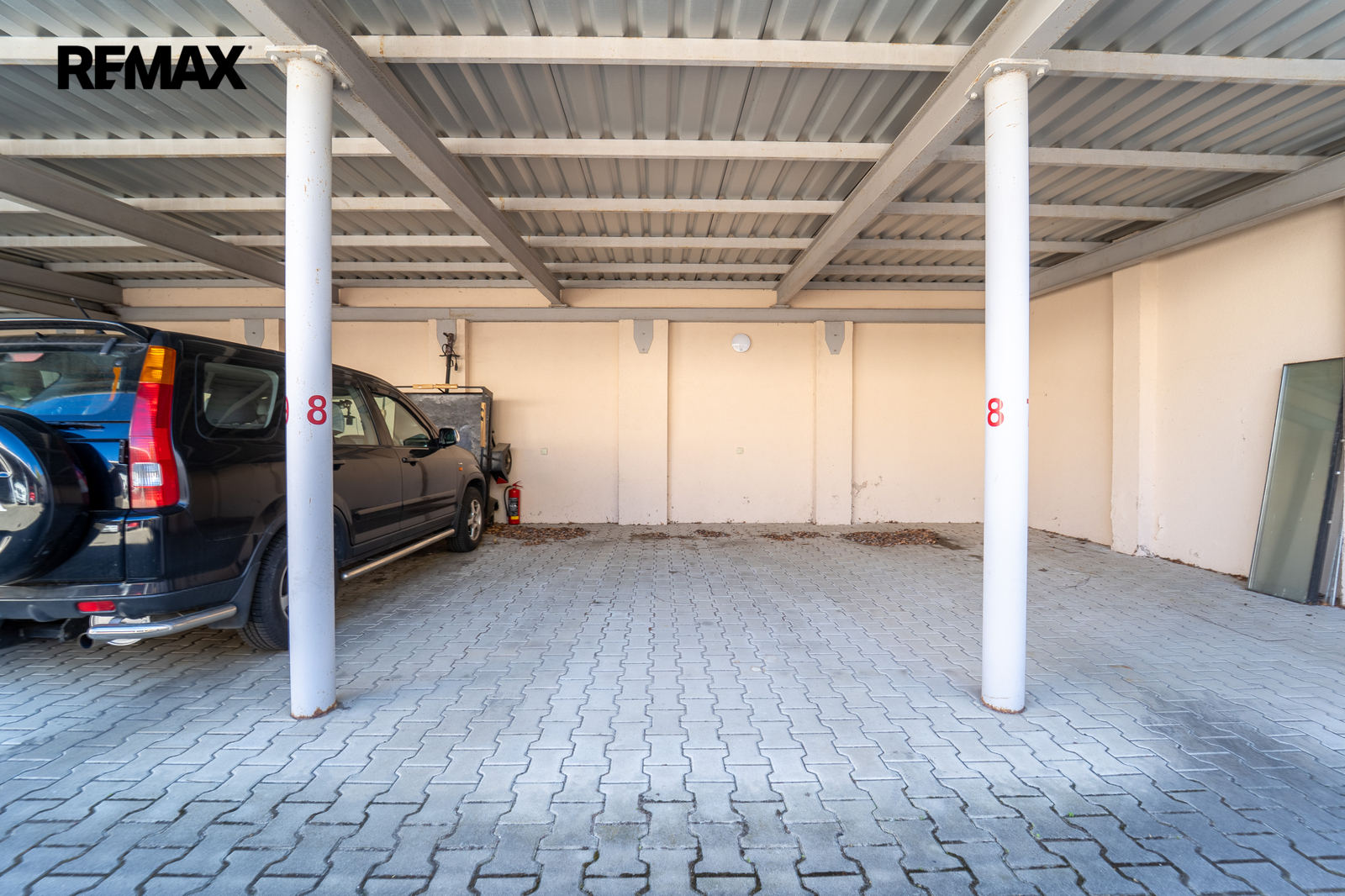 Pohled na kryté parkovací místo ve dvoře