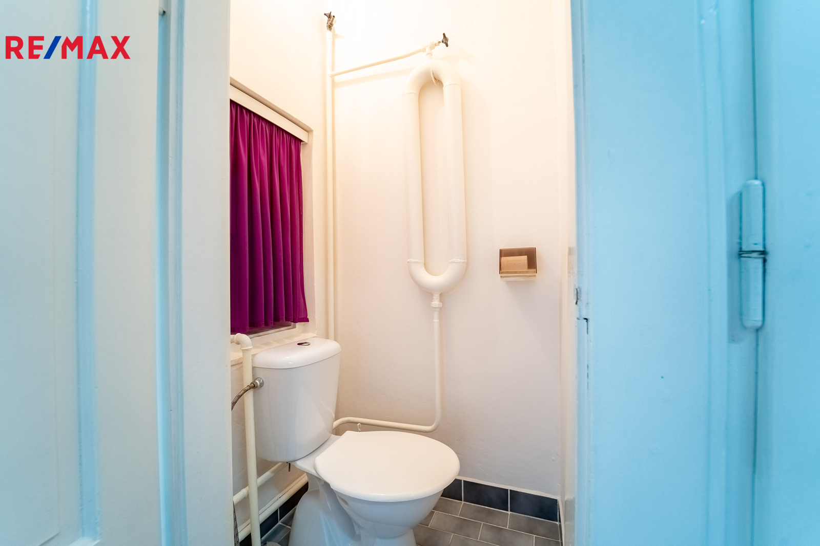 Samostatné WC v patře
