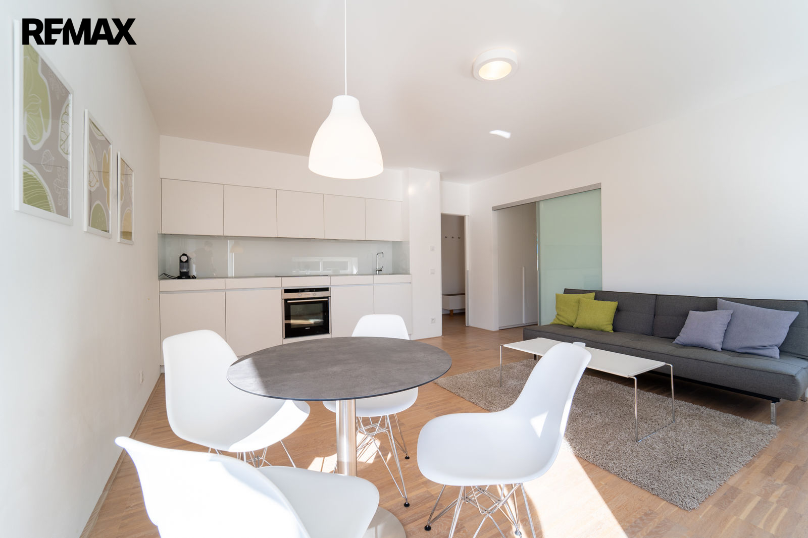 Obývací pokoj s kuchyňským koutem