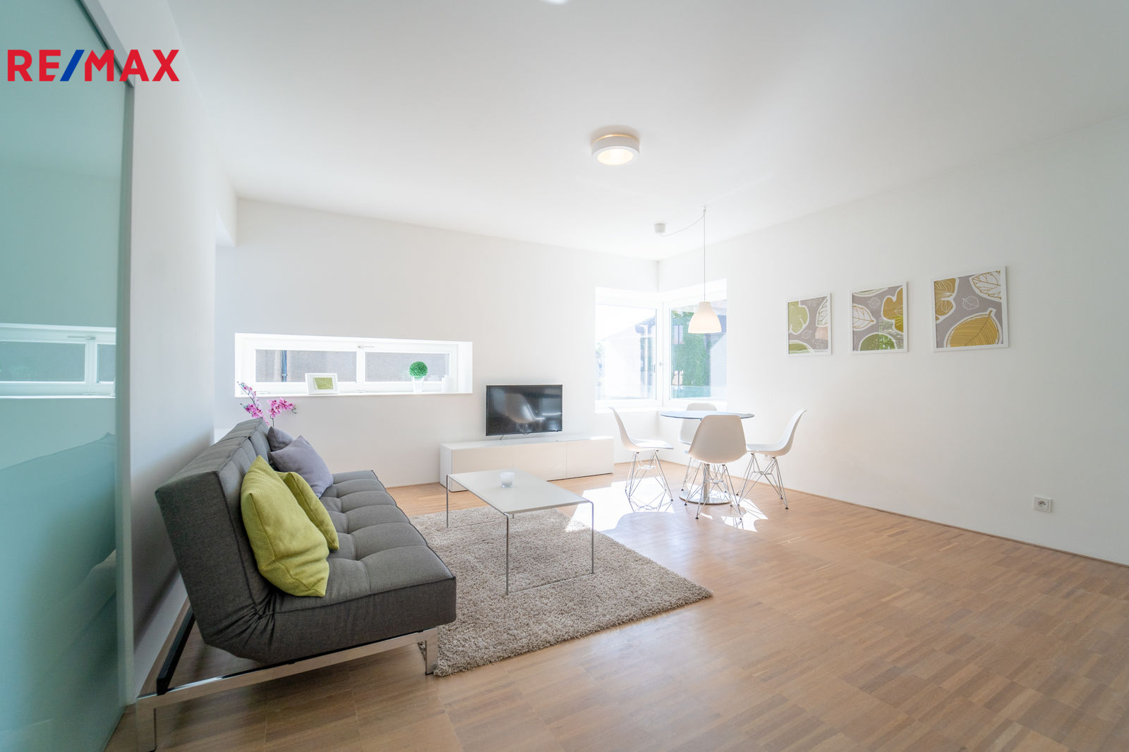 Obývací pokoj s kuchyňským koutem