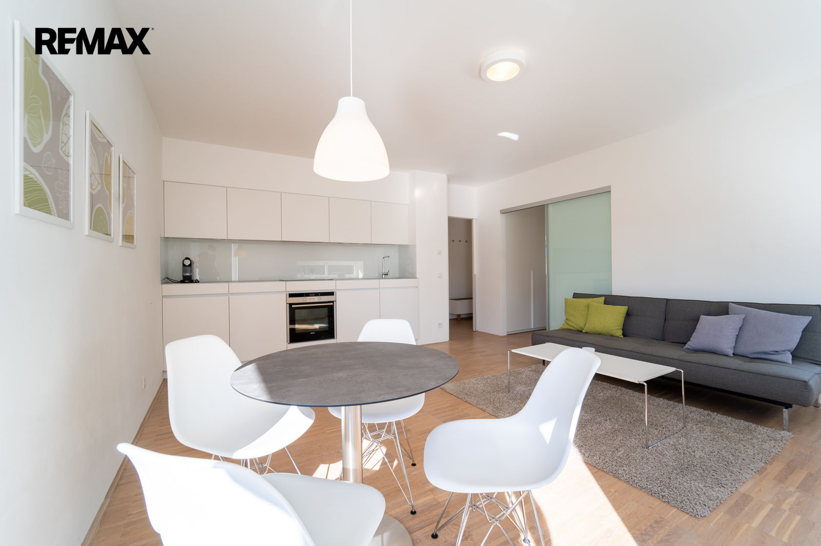 Obývací pokoj s kuchyňským koutem