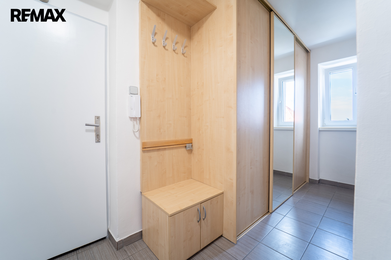 Úložné prostory v chodbě