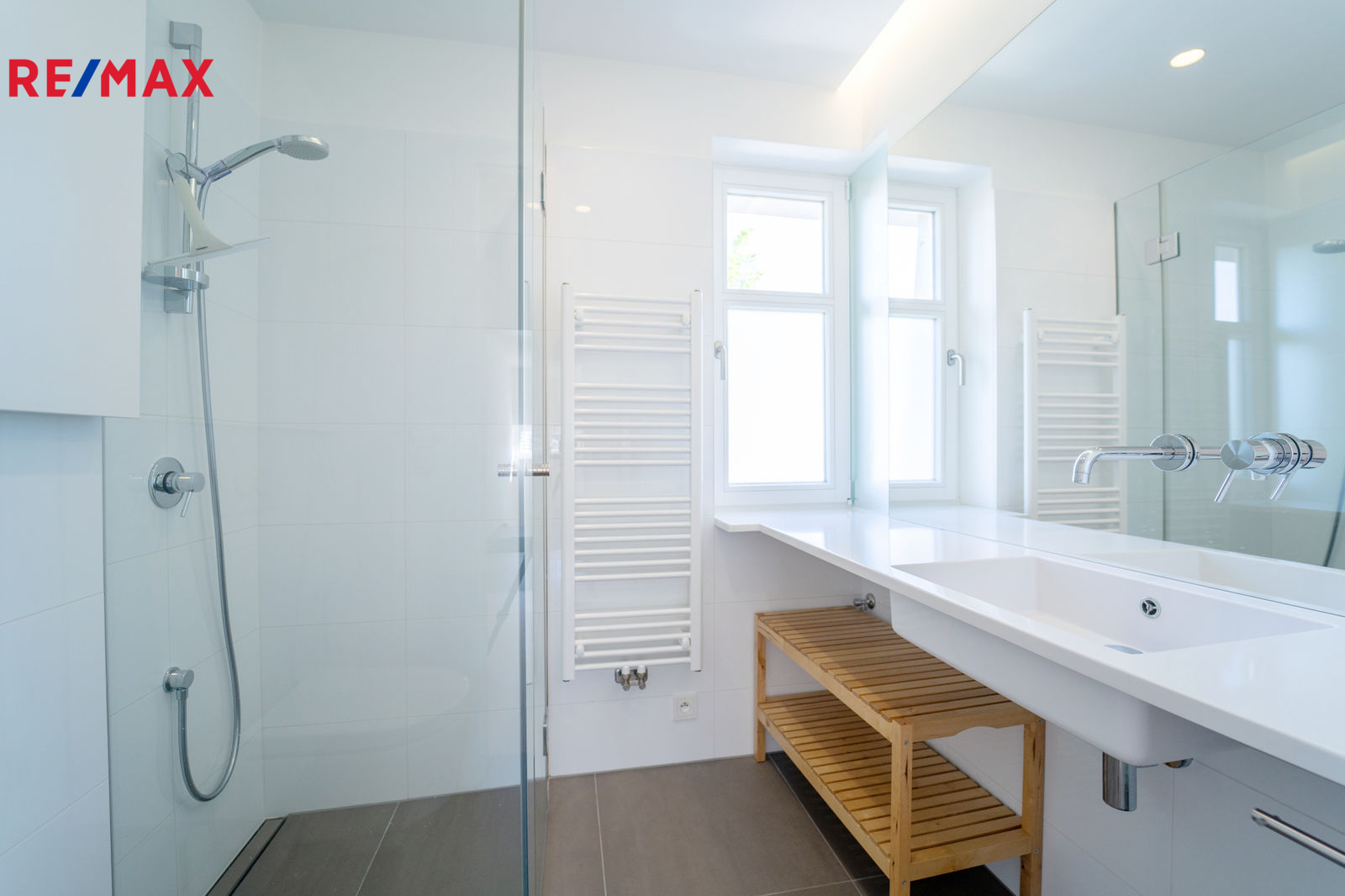 Koupelna se sprchovým koutem a WC