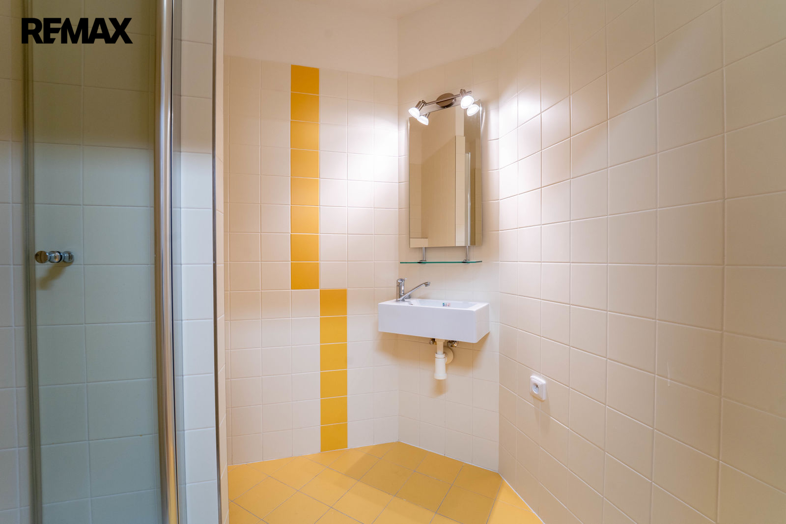 Koupelna se sprchovým koutem a WC v patře