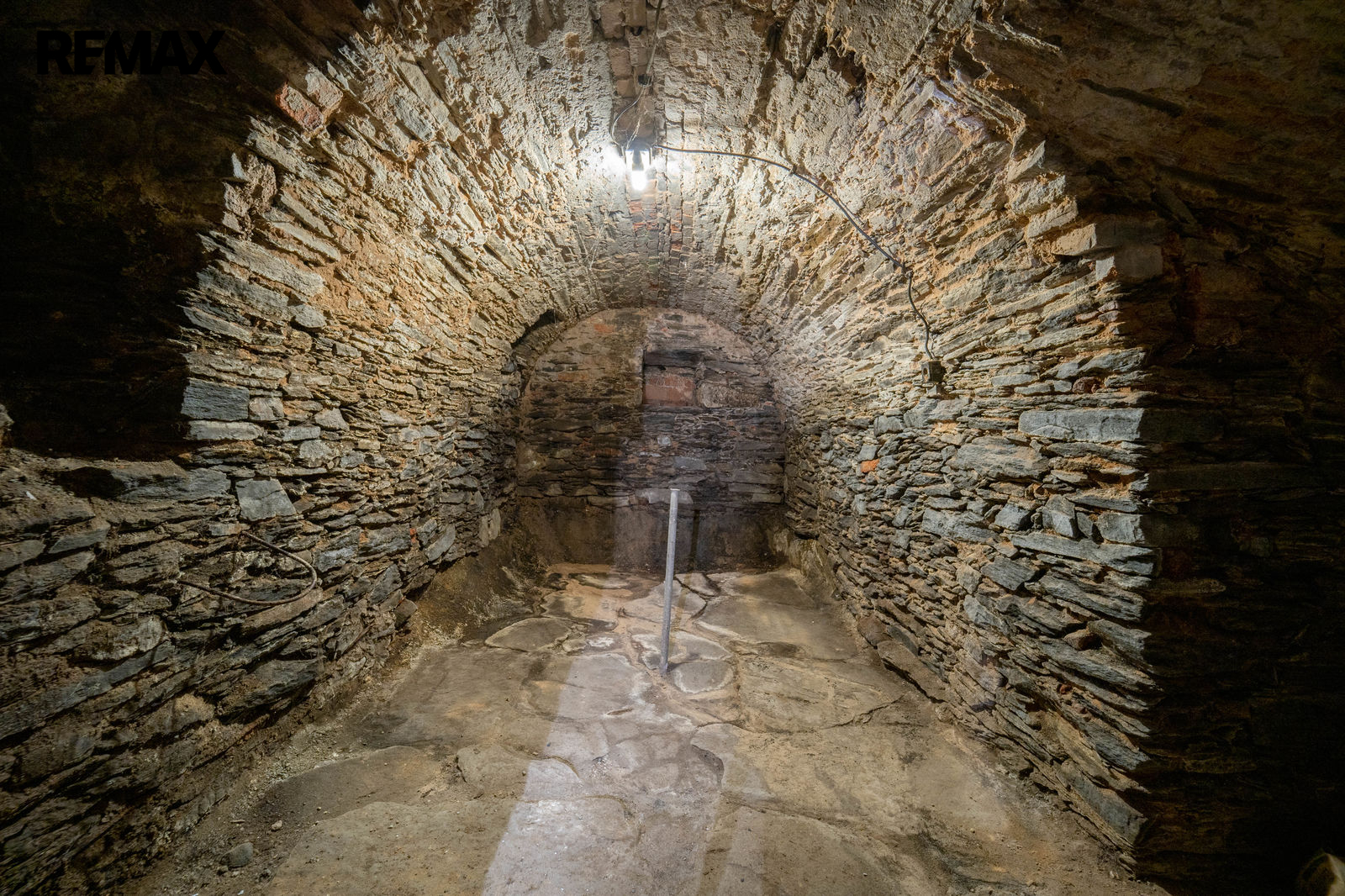 Sklepní prostory domu (1. PP)