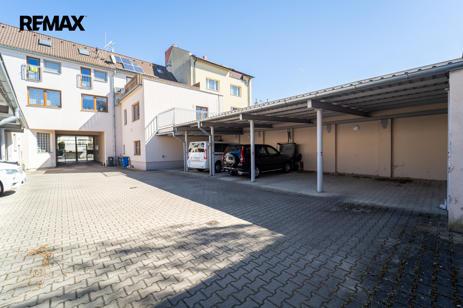 Pohled na kryté parkovací místo ve dvoře