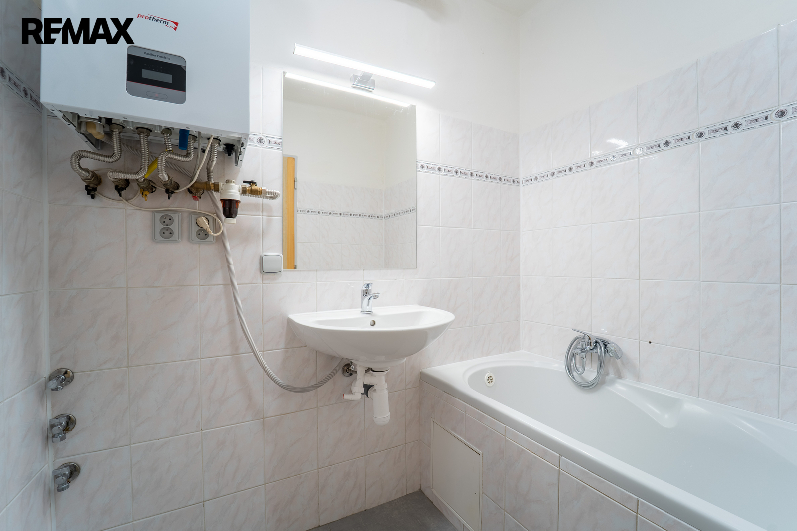 Koupelna s vanou a místem na pračku