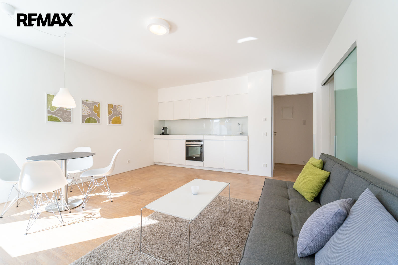 Obývací pokoj s kuchyňským koutem