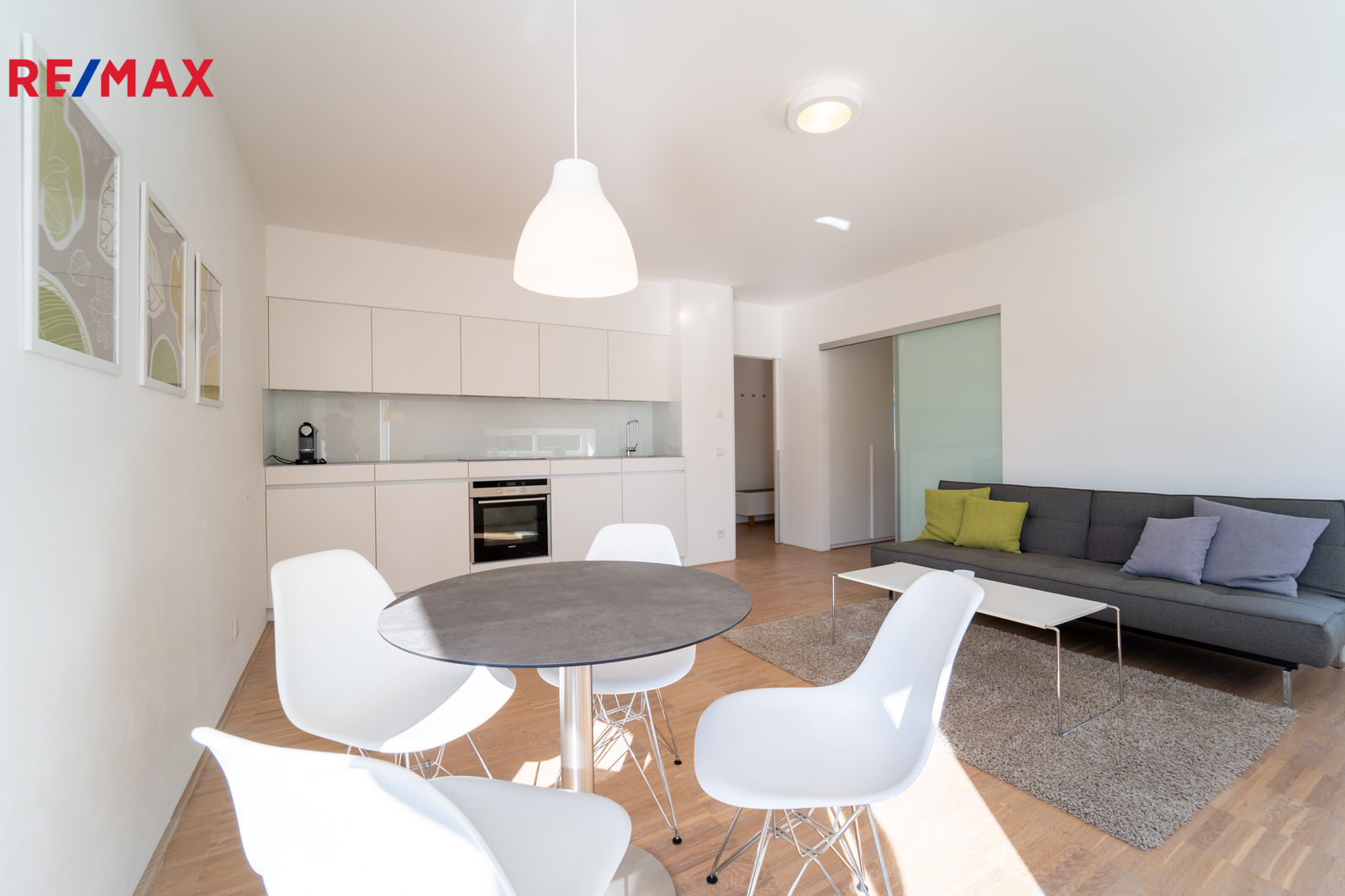 Obývací pokoj s kuchyňským koutem