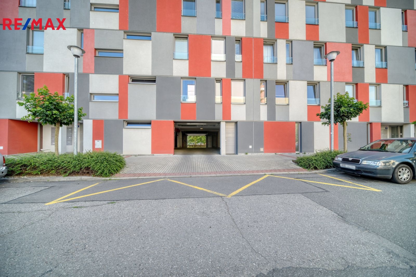 Vjezd k parkovacím místům z ulice Roháčova