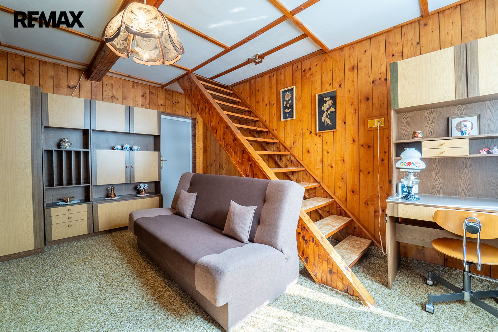 Pokoj v patře se vstupem na půdu