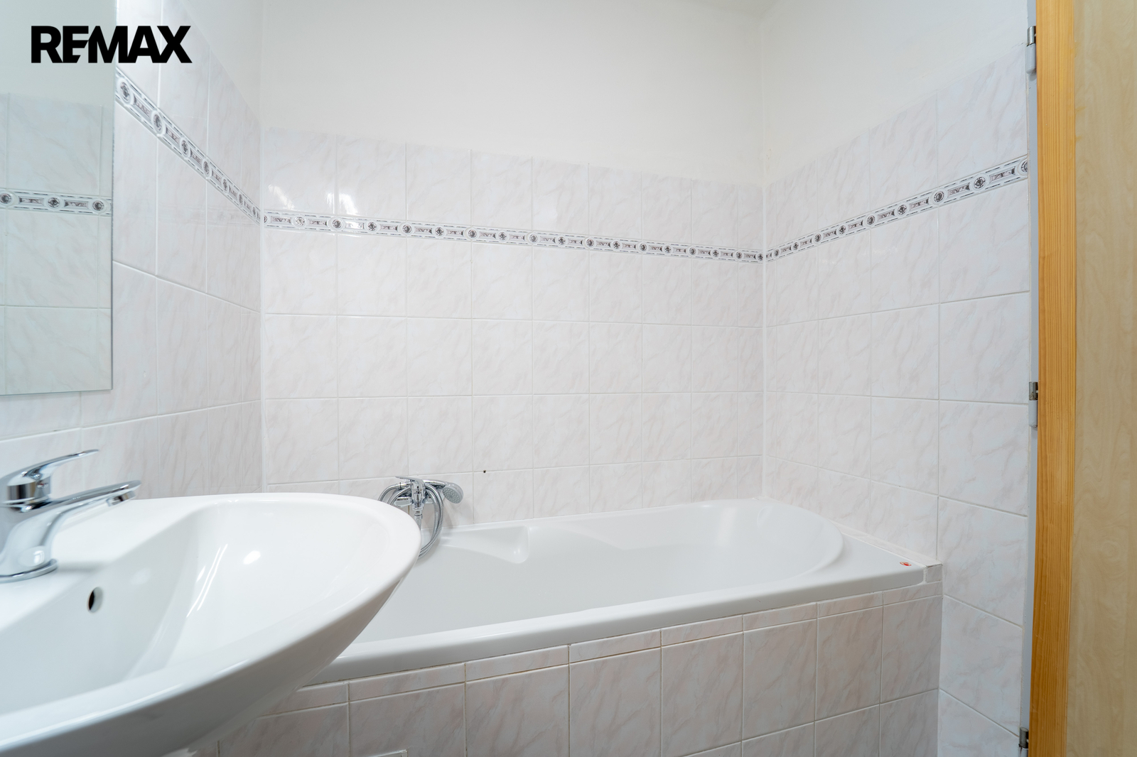 Koupelna s vanou a místem na pračku