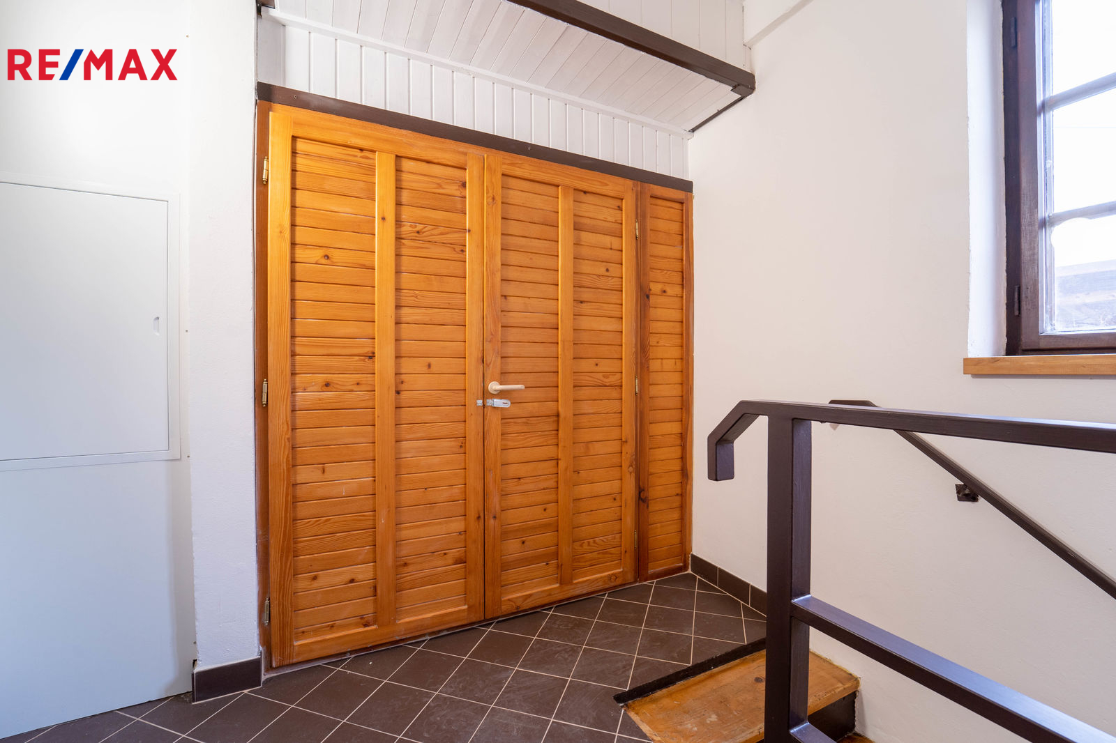 Úložné prostory v patře a schodiště (2. NP)