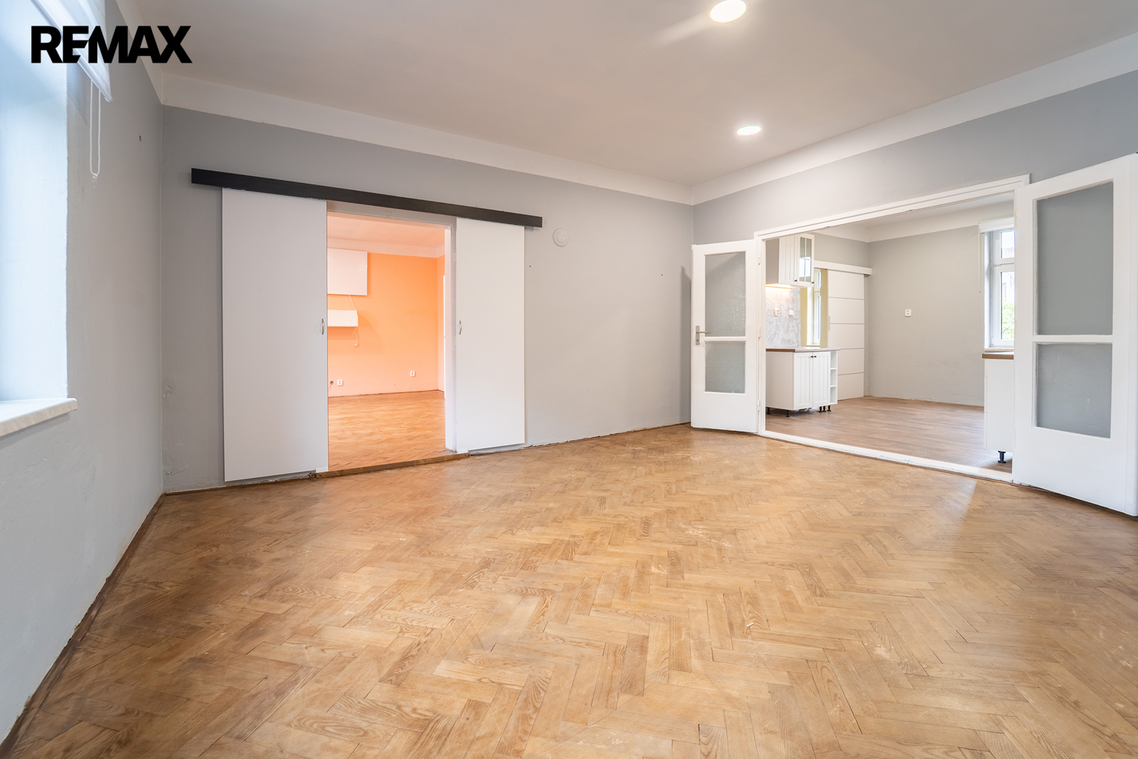 Obývací pokoj a oddělená kuchyně v přízemí