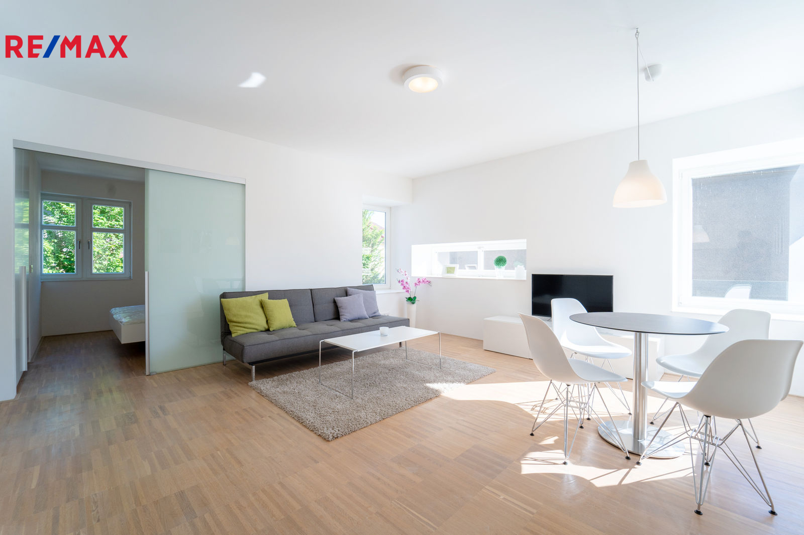 Obývací pokoj s kuchyňským koutem