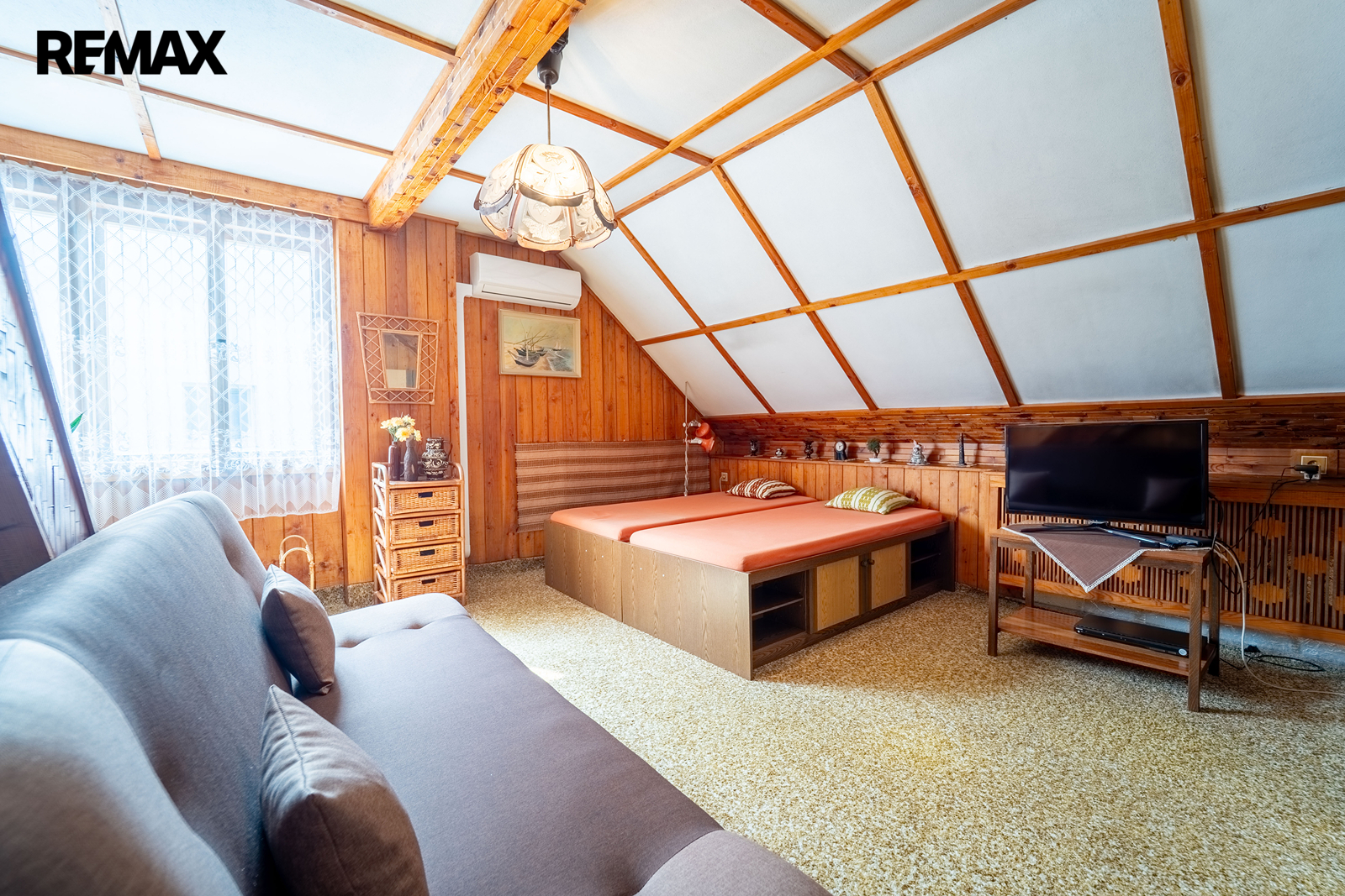 Pokoj v patře se vstupem na půdu