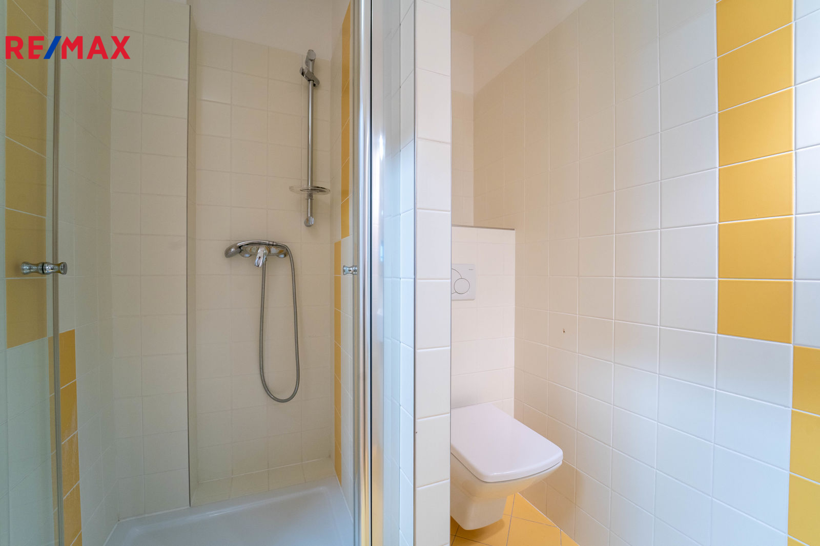 Koupelna se sprchovým koutem a WC v patře