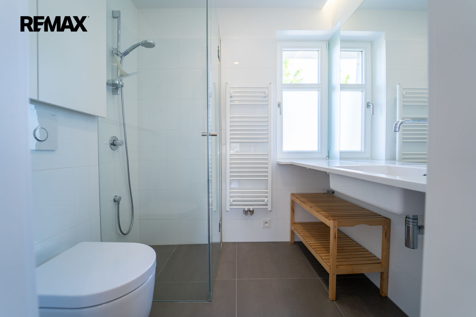 Koupelna se sprchovým koutem a WC