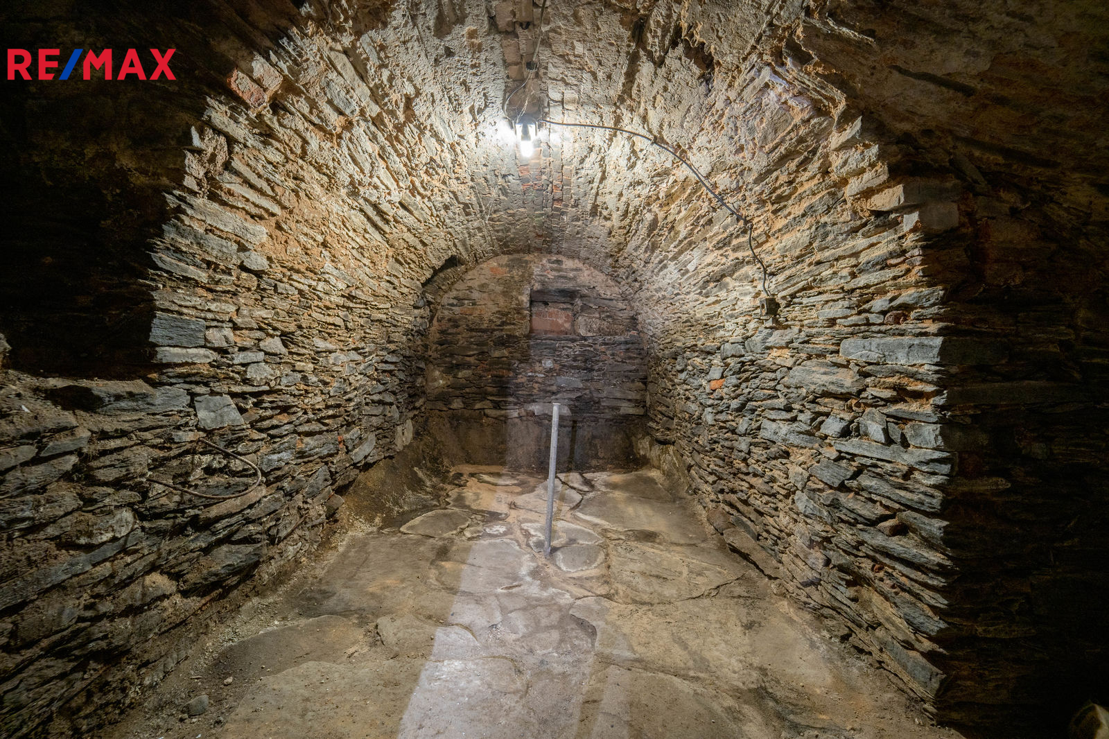 Sklepní prostory domu (1. PP)