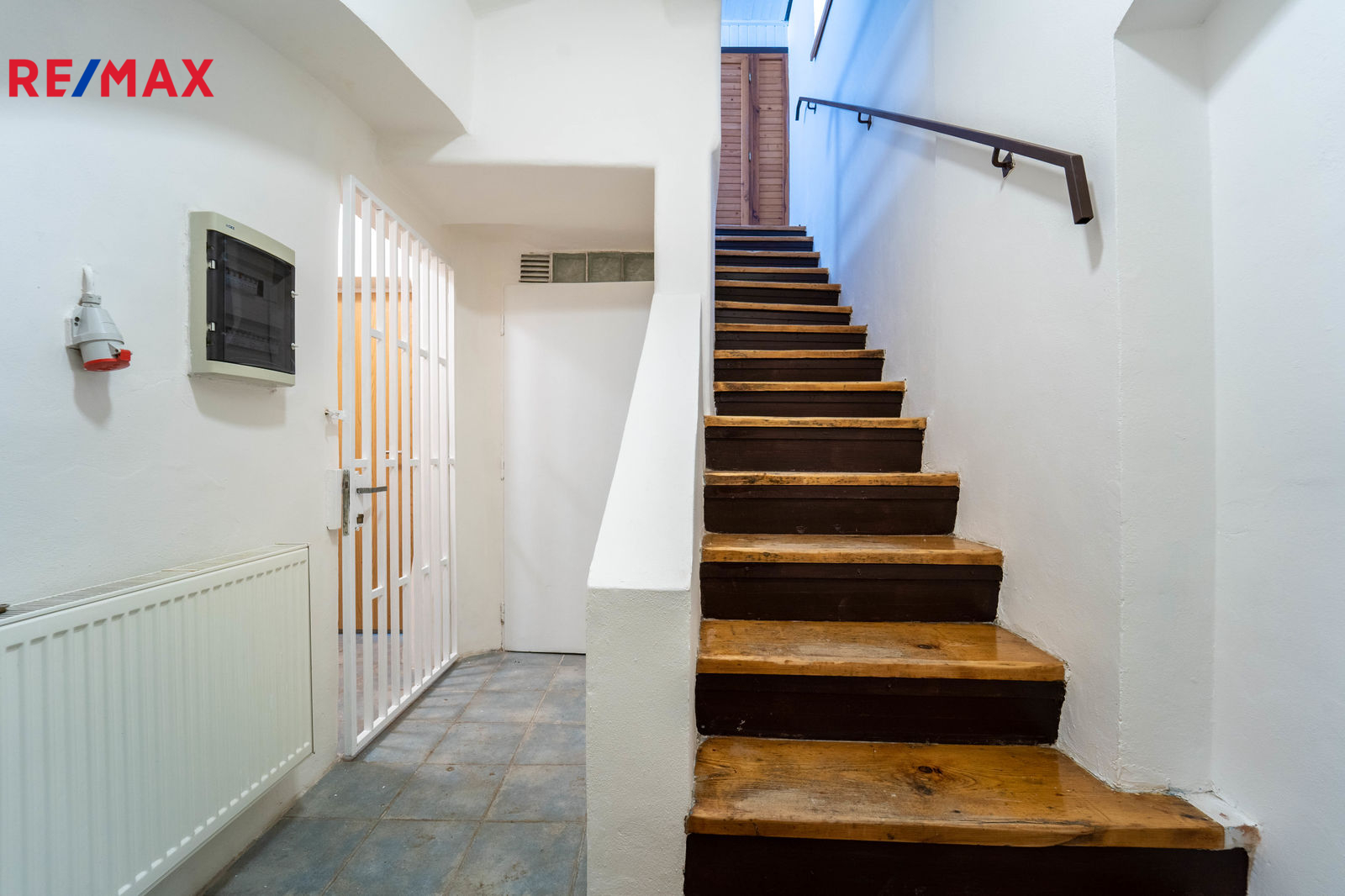 Vstup do domu a druhý vstup do přízemních prostor 