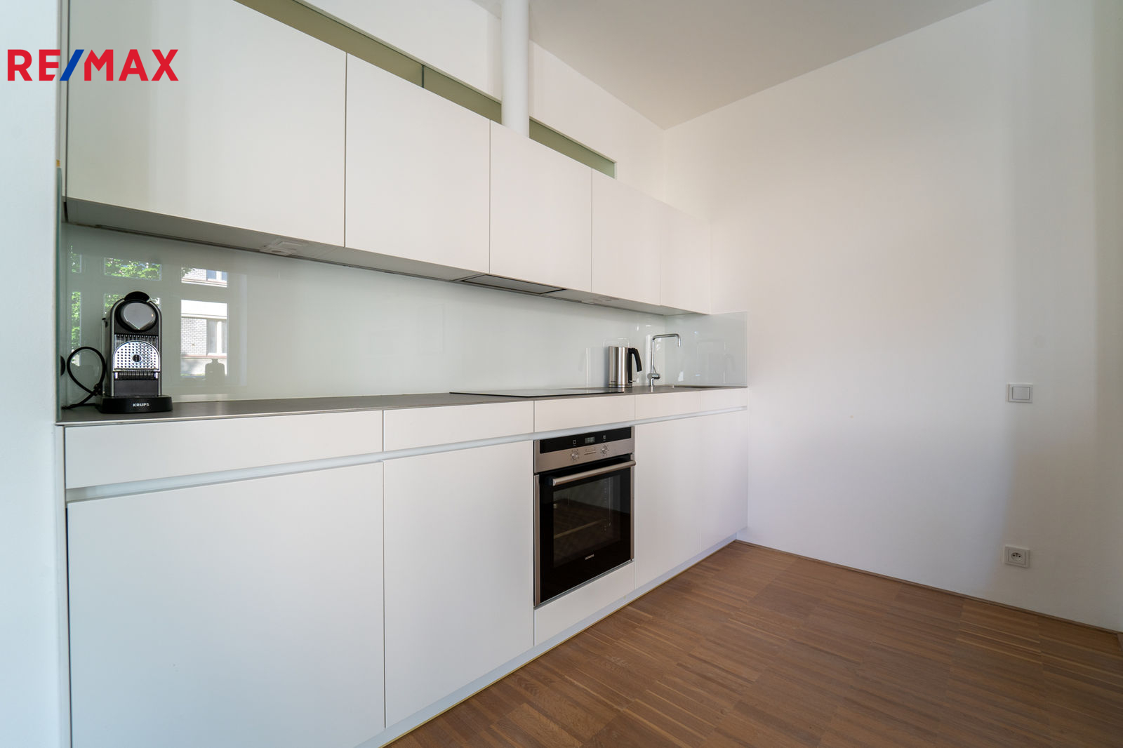 Součástí bytu je vybavená kuchyňská linka