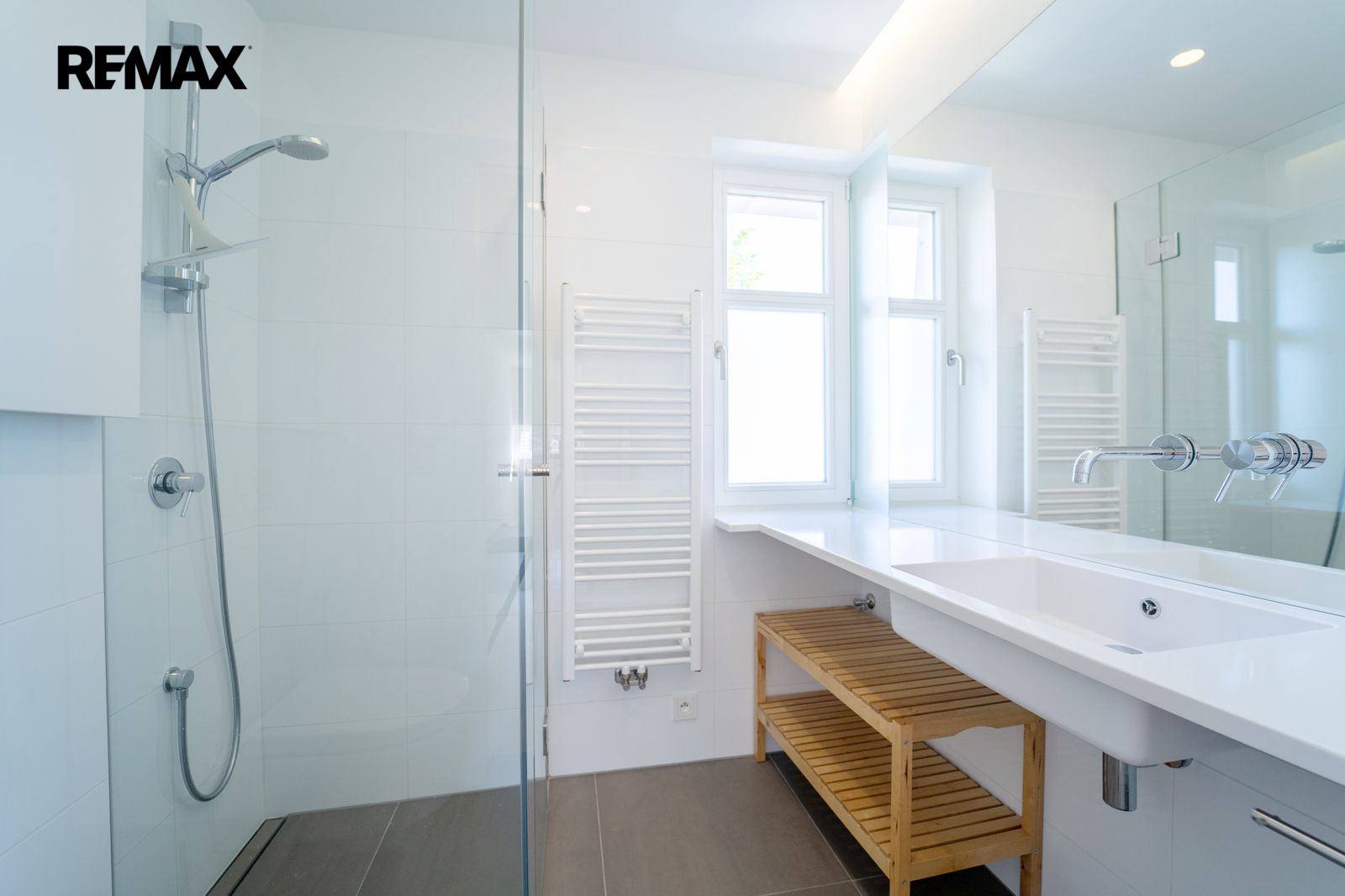 Koupelna se sprchovým koutem a WC