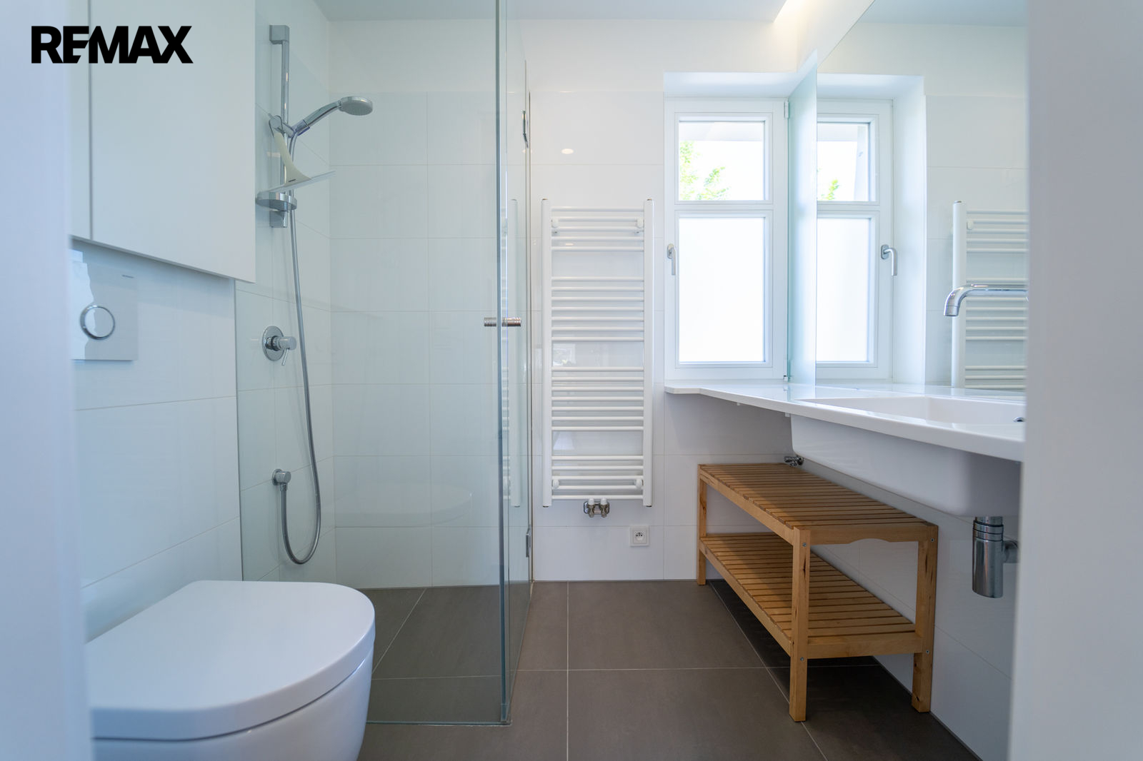 Koupelna se sprchovým koutem a WC