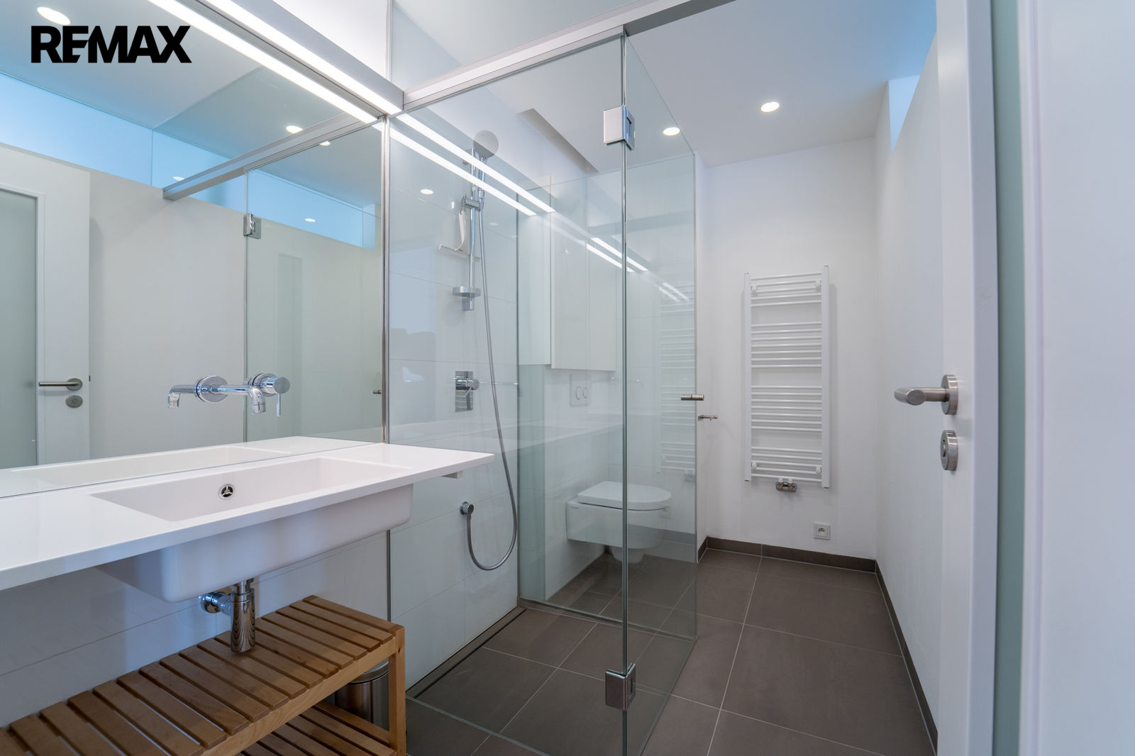 Luxusní koupelna se sprchovým koutem