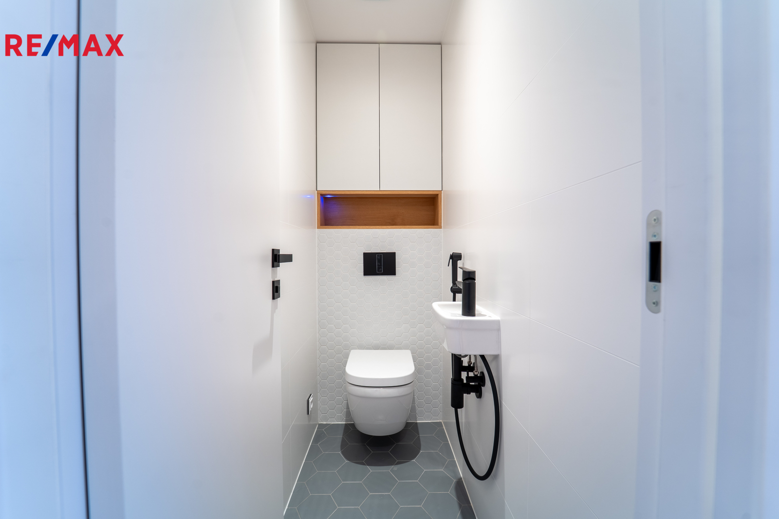 Samostatní WC s umyvadlem a sprškou
