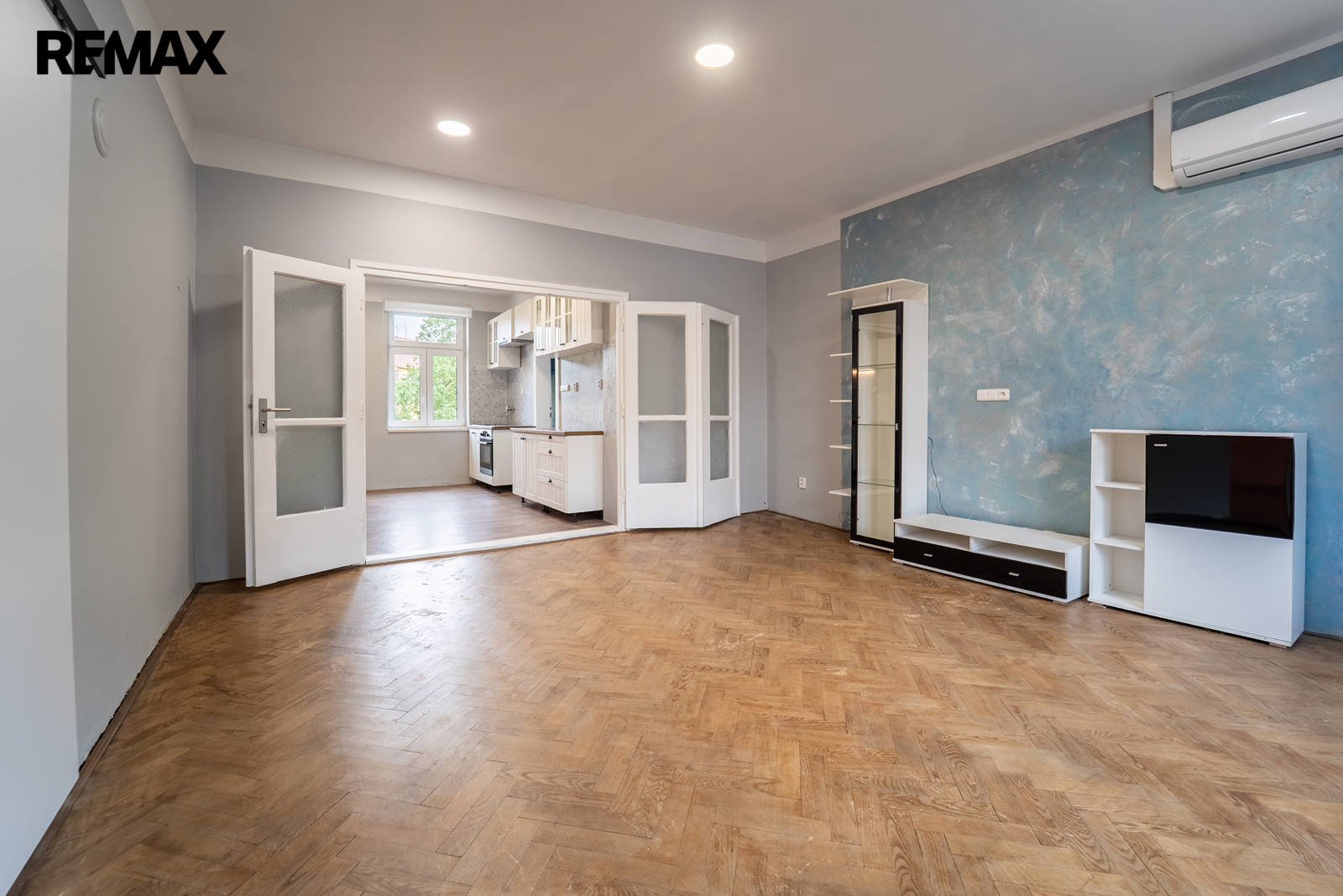 Obývací pokoj a oddělená kuchyně v přízemí