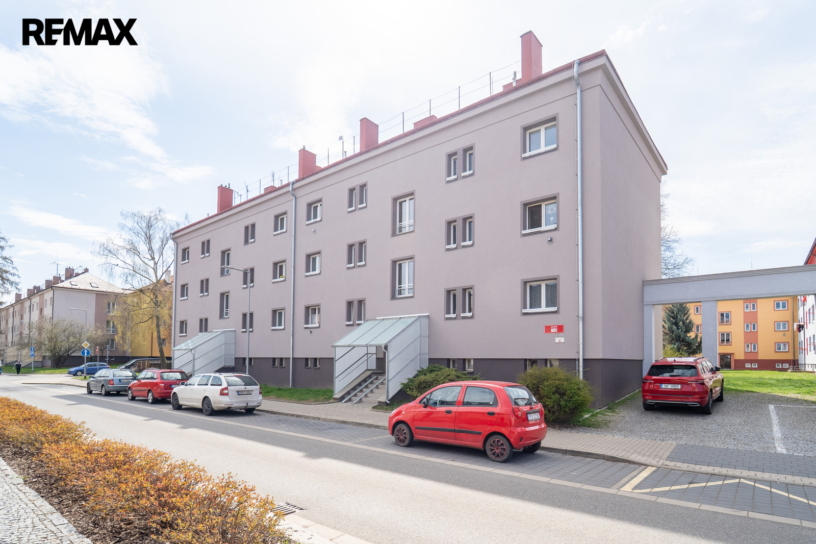 Pohled na bytový dům v ulii Míru 672, Kolín