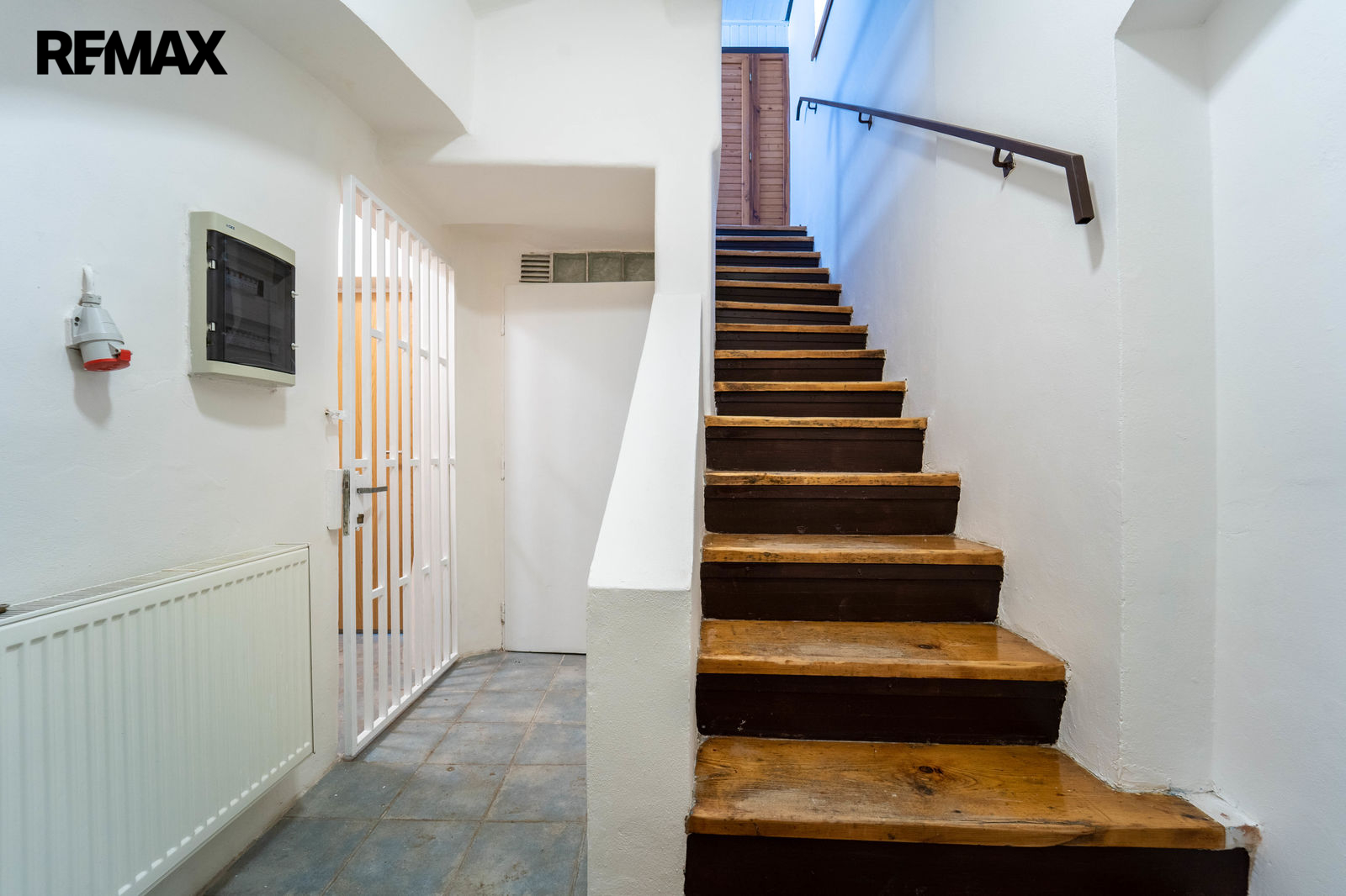 Vstup do domu a druhý vstup do přízemních prostor 