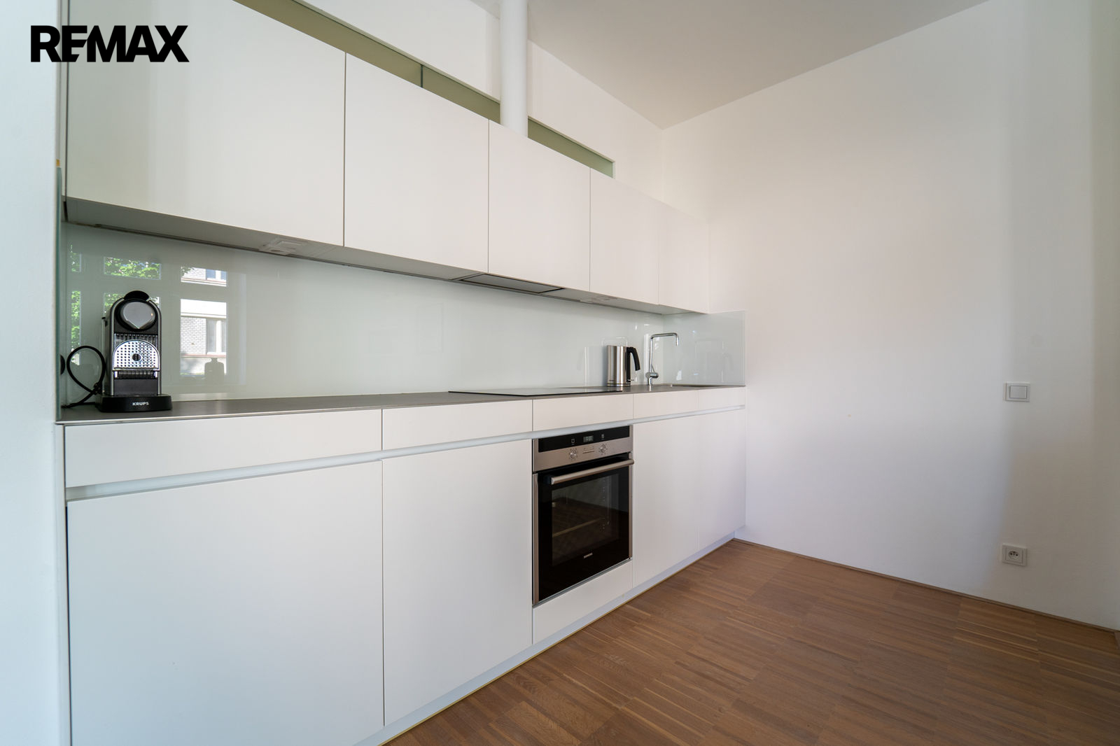 Součástí bytu je vybavená kuchyňská linka