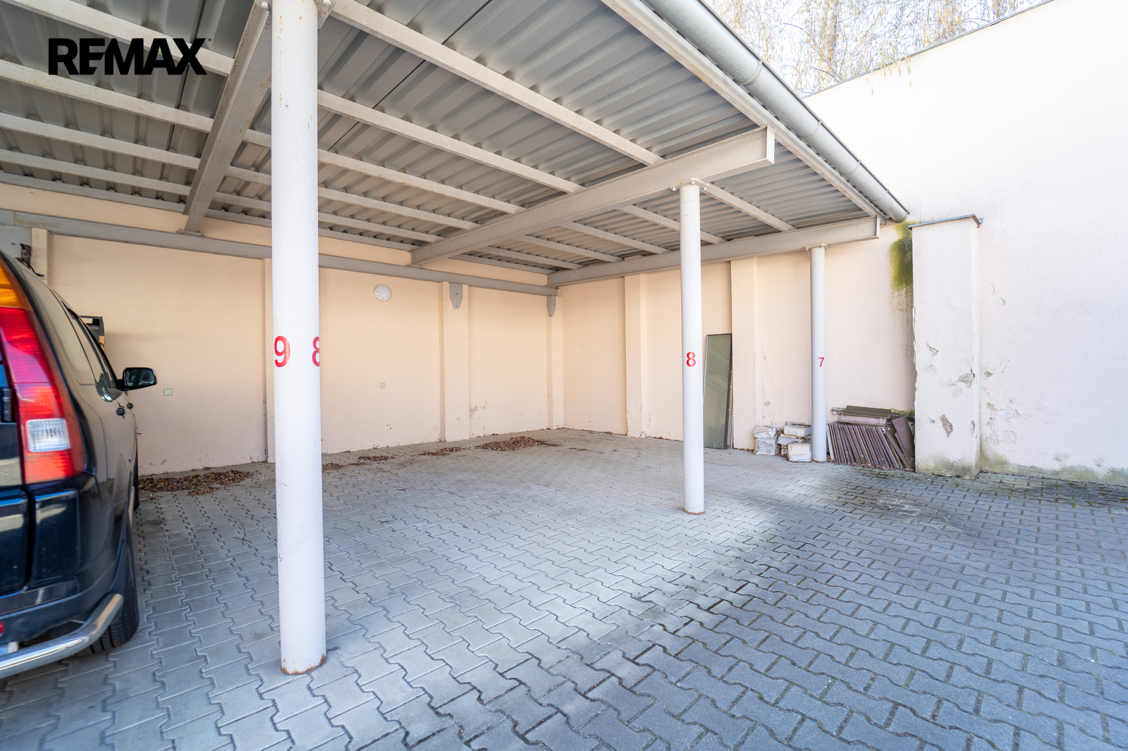 Pohled na kryté parkovací místo ve dvoře