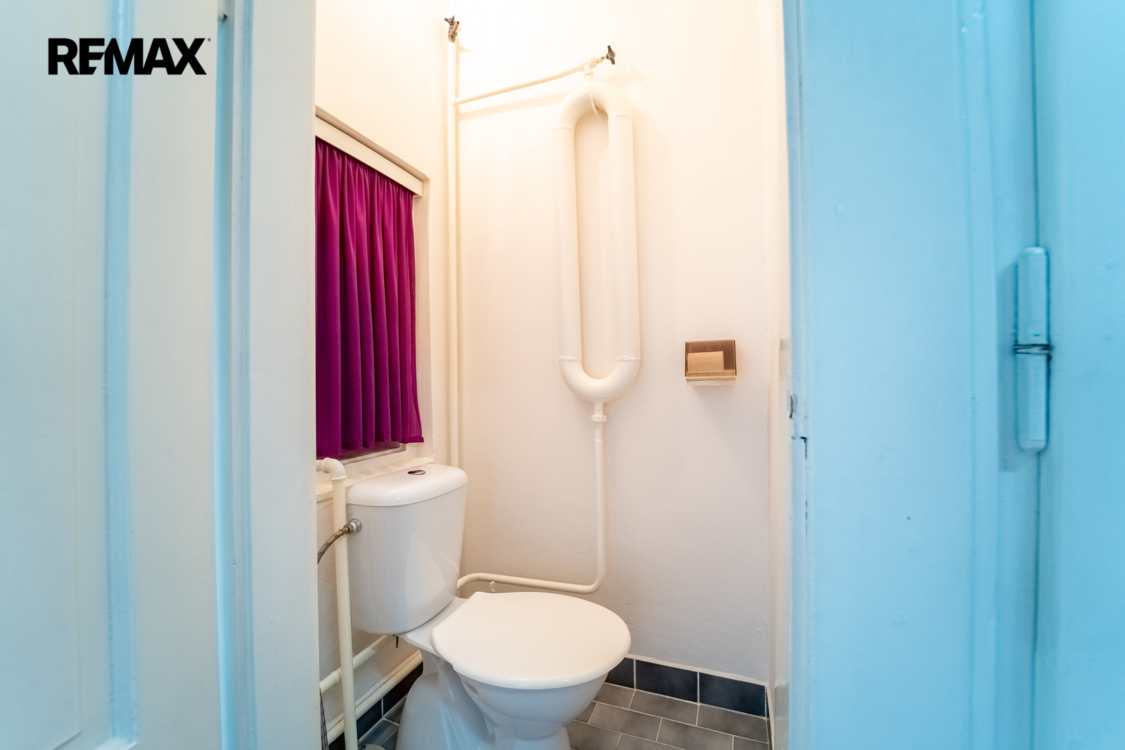 Samostatné WC v patře