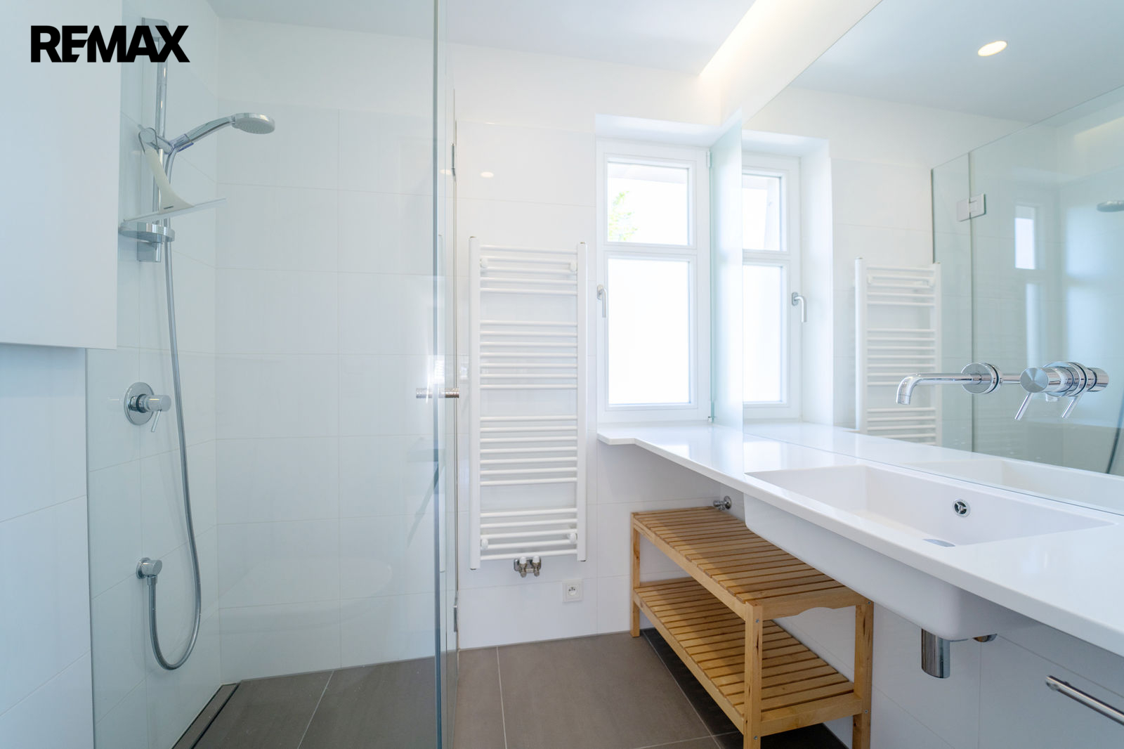 Koupelna se sprchovým koutem a WC