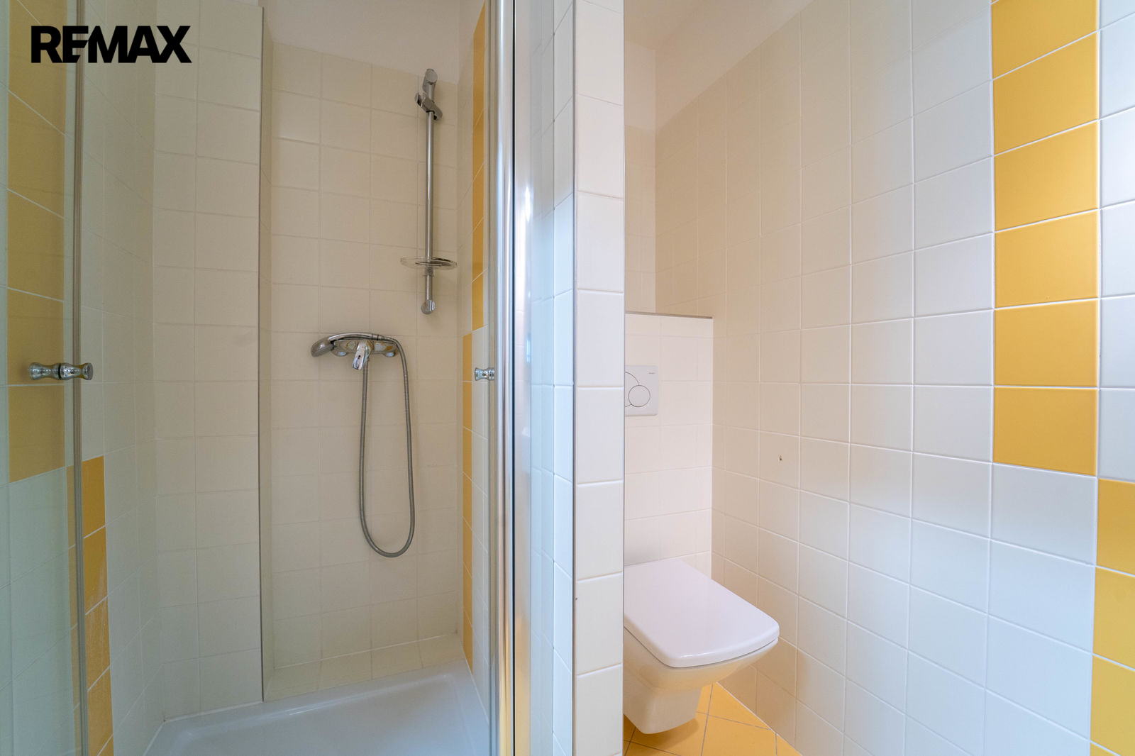 Koupelna se sprchovým koutem a WC v patře