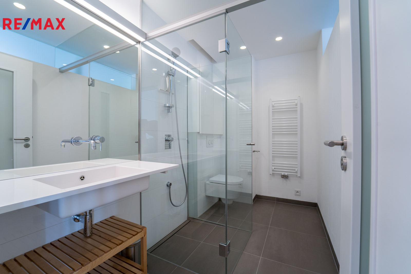 Luxusní koupelna se sprchovým koutem