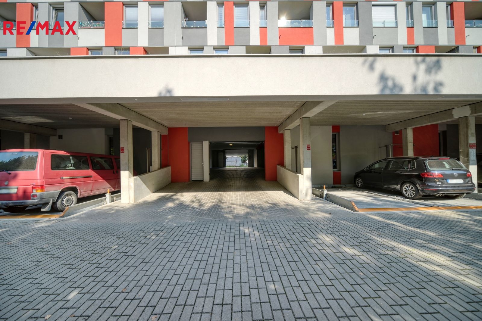 Vjezd k parkovacím místům