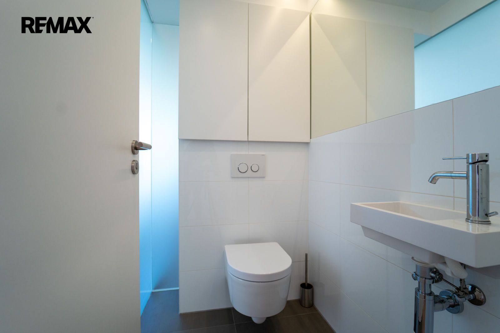 Samostatné WC s umyvadlem