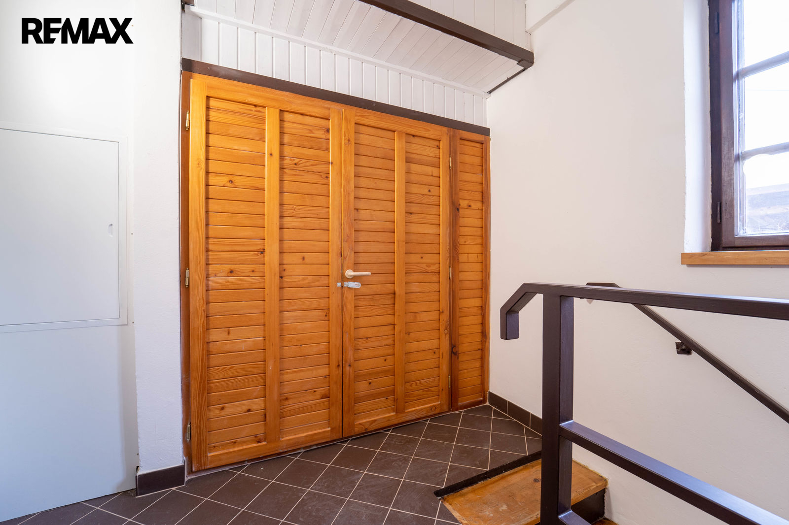 Úložné prostory v patře a schodiště (2. NP)