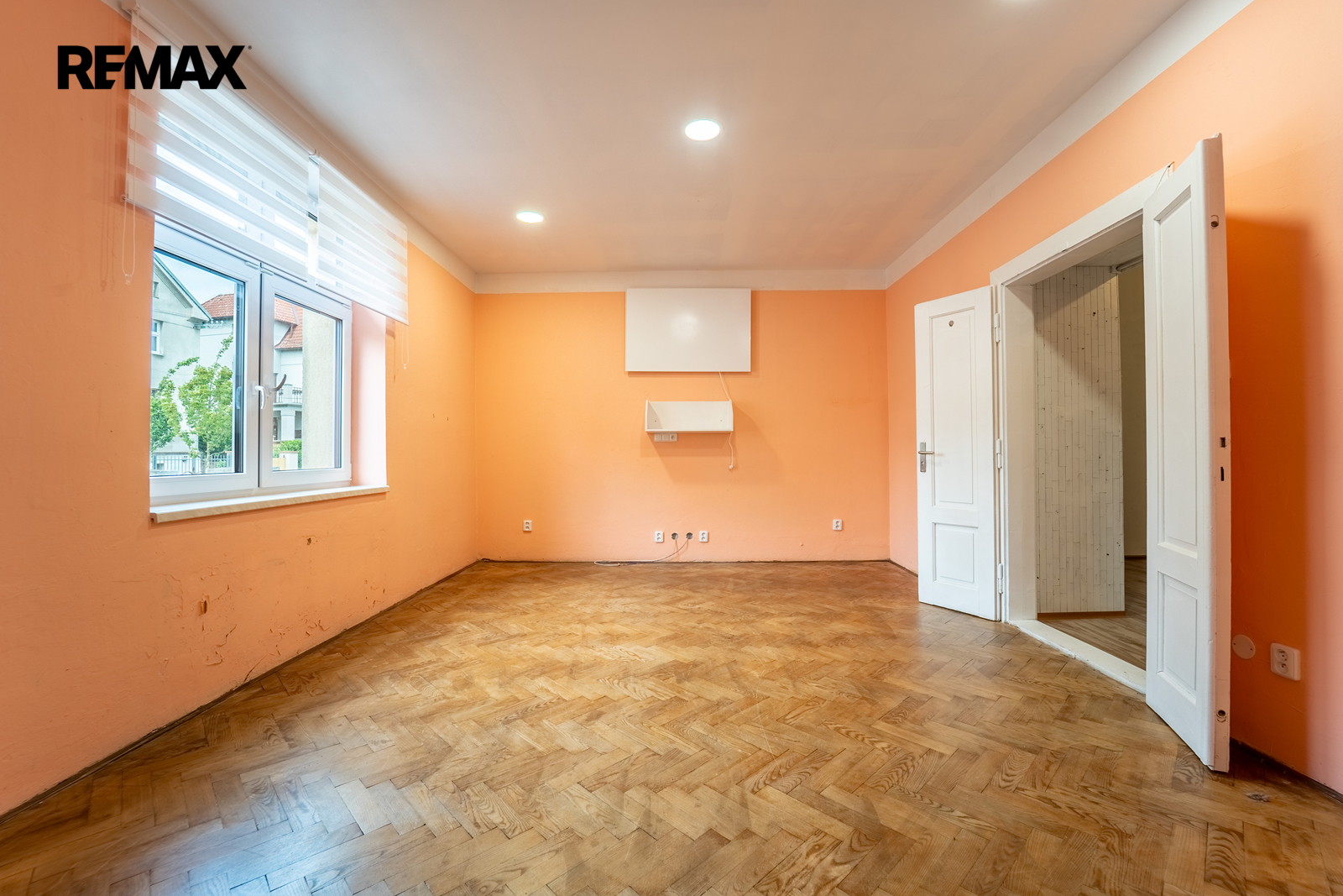 Průchozí pokoj v přízemí