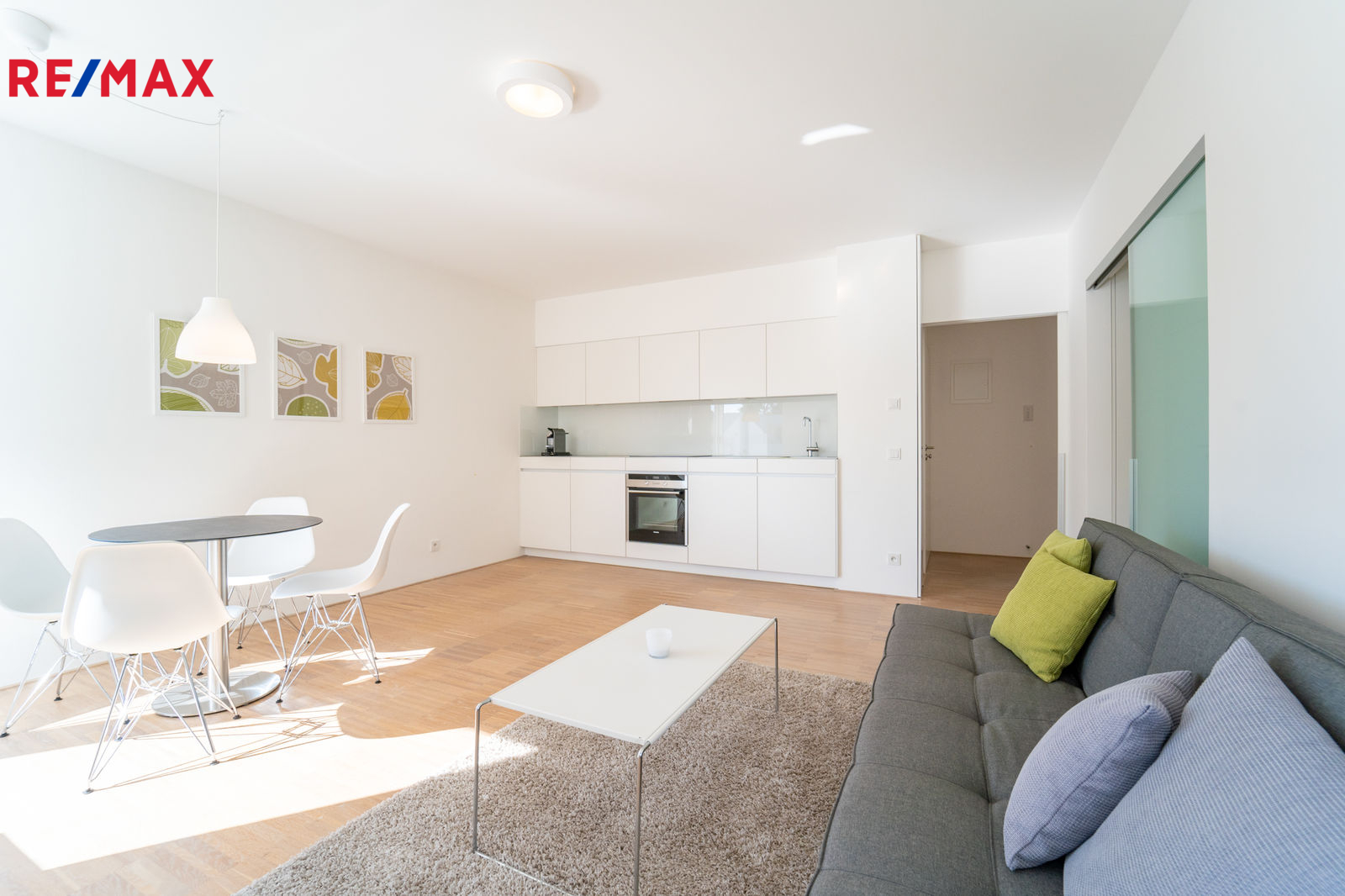 Obývací pokoj s kuchyňským koutem