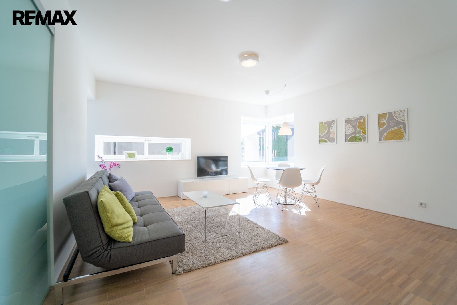 Obývací pokoj s kuchyňským koutem