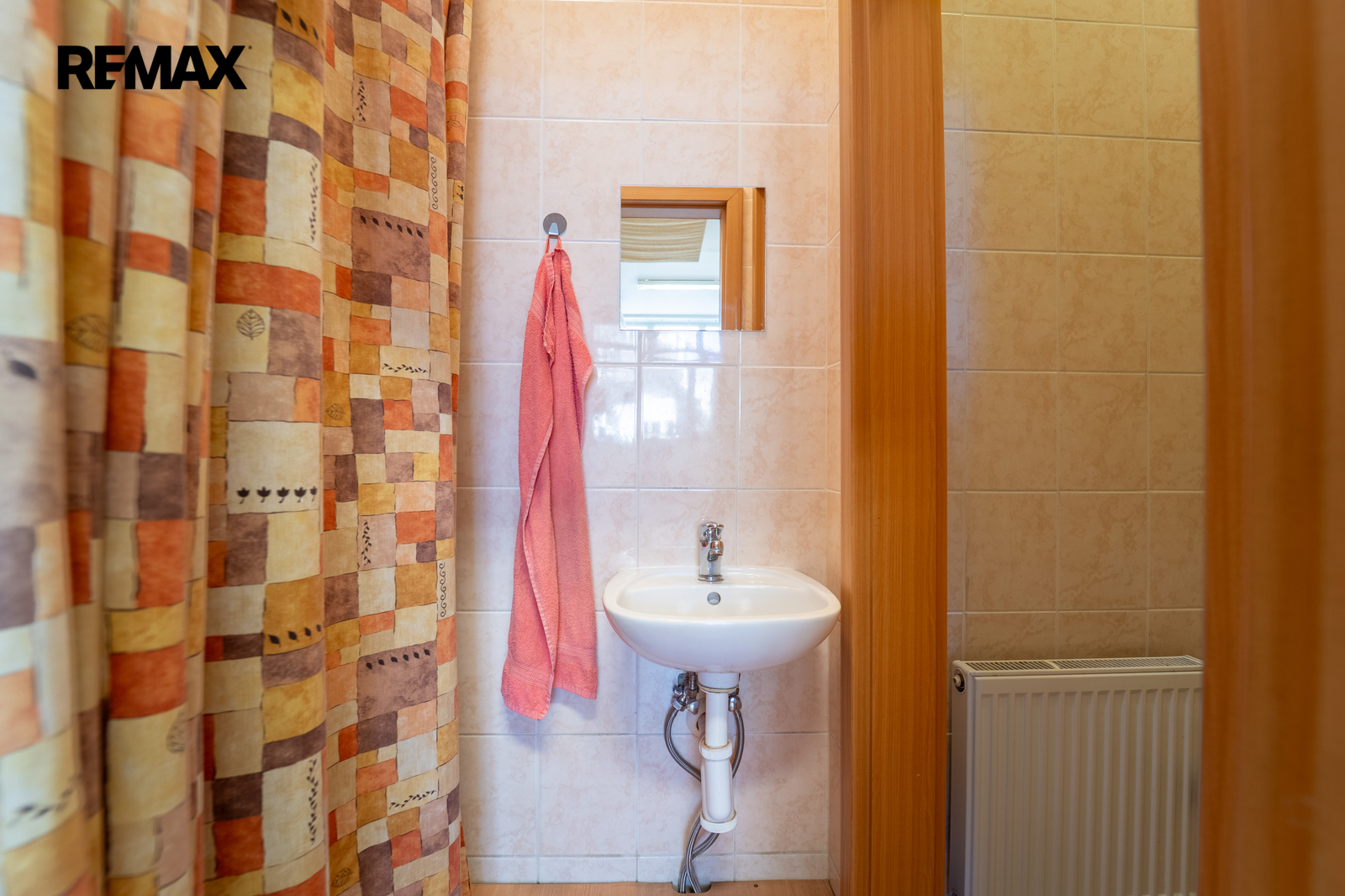 Zázemí prostor s umyvadlem a WC