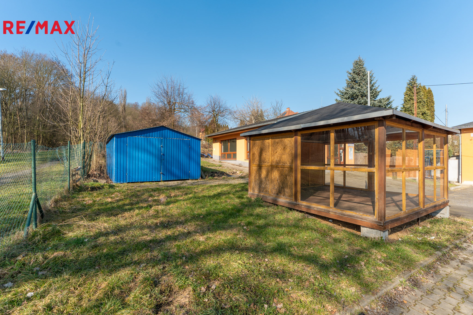 Showroom s plechovou garáží