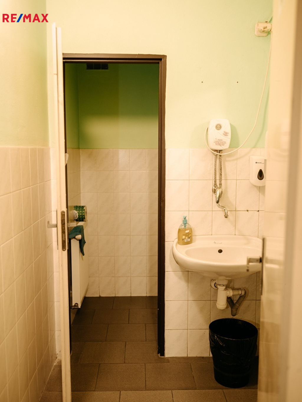 toalety k restauraci na chodbě