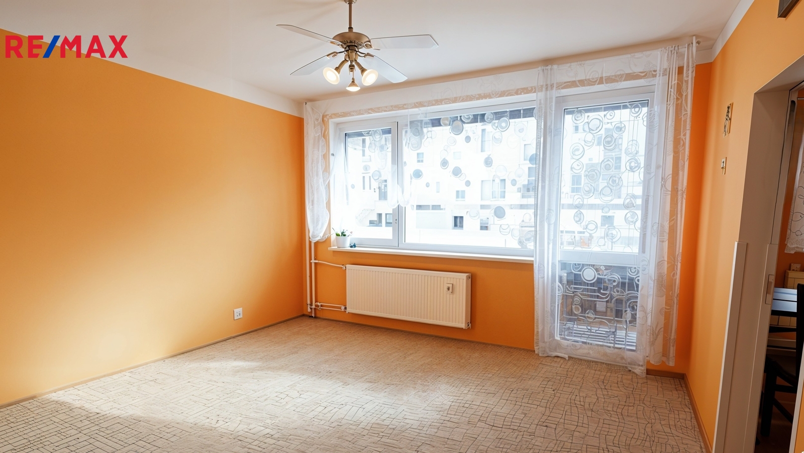 Bez nábytku AI - pokoj 1 s lodžií.