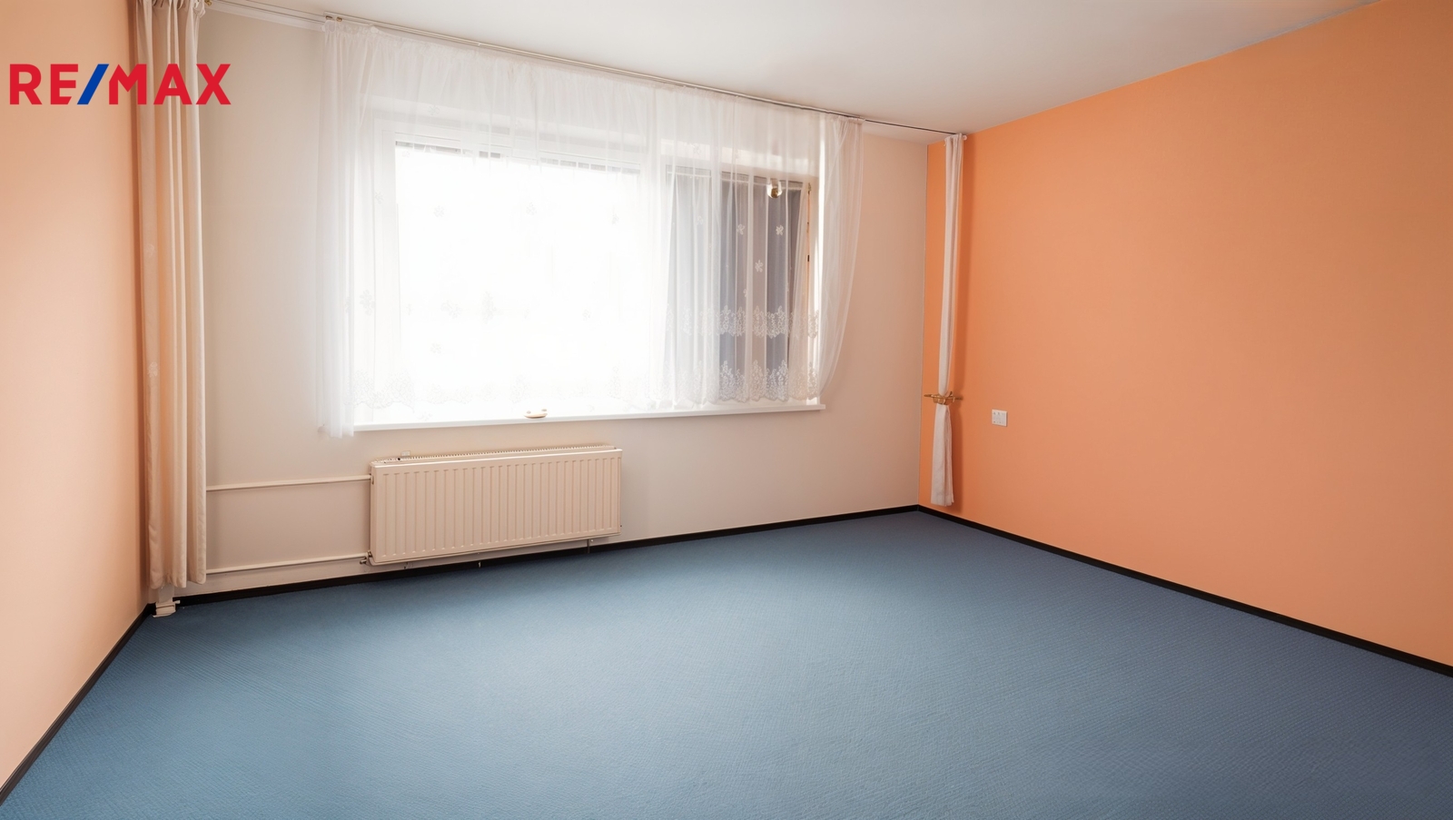 Bez nábytku AI - pokoj 2 - aktuálně ložnice.