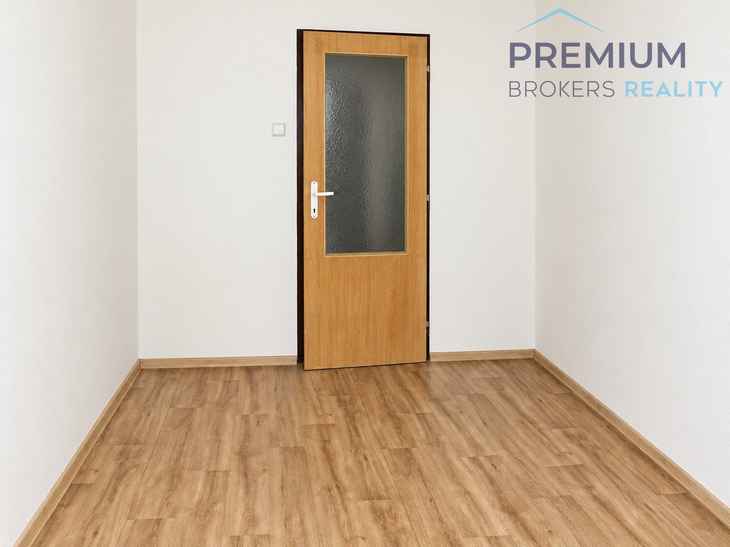 Minimalist pokoj s dřevěnými dveřmi